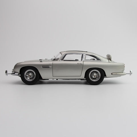 8251033 XiaoGuang MODEL 1:18 Aston Martin DB5 007 / Goldfinger Bond Car model car