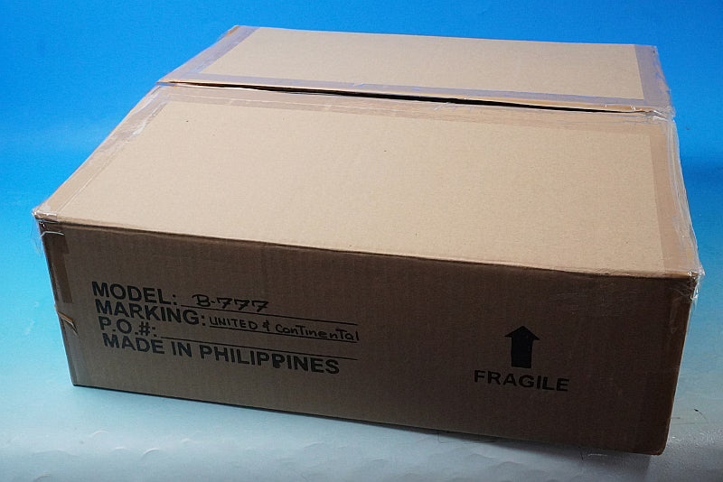 Total length 43.5cm total width 41cm B777-200 United Airlines N777UA solid model manufacturer unknown airplane model