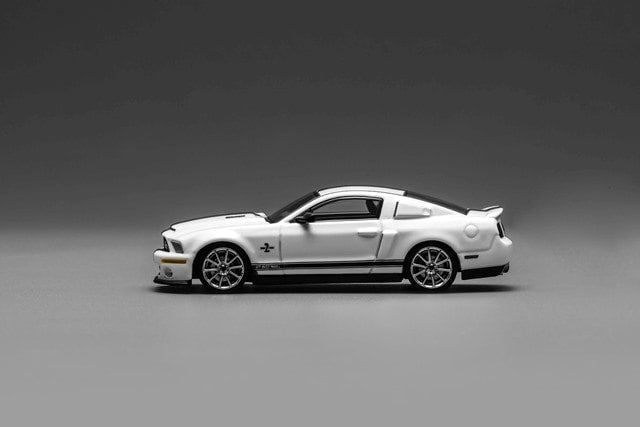 GL-1251006A MOTORHELIX 1:64 Ford Mustang Shelby GT500 Super Snake 2007 Performance White