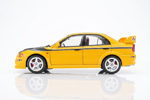 M84306 MOTORHELIX 1:18 Mitsubishi Lancer Evolution VI GSR T.M.E Customized Yellow w/CF Bonnet