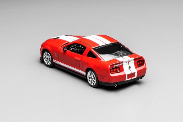 GL-1251005A Motor Helix 1:64 Ford Mustang Shelby GT500 2007 Torch Red