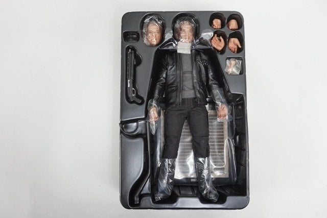 1:6 Hot Toys Movie Masterpiece Terminator: Genisys T-800 / Guardian Figure