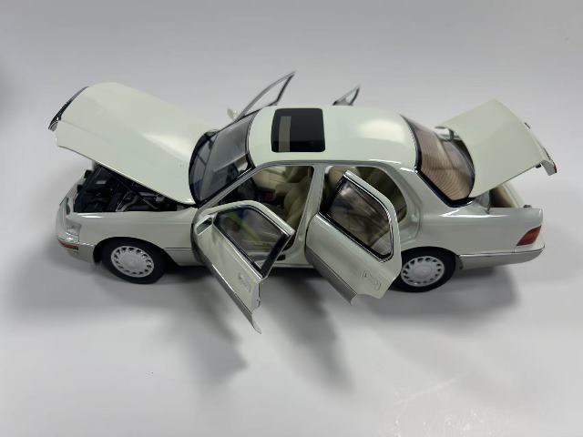 8230811W XiaoGuang MODEL 1:18 Lexus LS400 1993 White