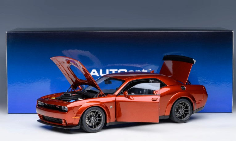 71773 AUTOart 1:18 Dodge Challenger R/T Scat Pack Widebody 2022 SINAMON STICK / Metallic Orange