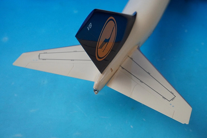 1:200 B747-400 Lufthansa Bonn D-ABVB Outer box missing. Comes with a dome-shaped plastic case. Herpa Premium airplane model