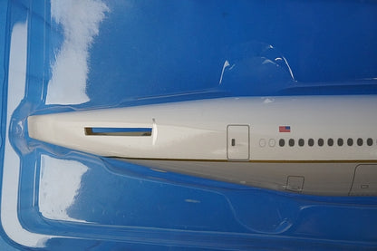 1:200 B777-300ER United *Registration number not assigned 10567 Hogan airplane model