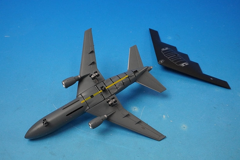 1:400 KC-10 Extender & B-2 Spirit 55601 Dragon airplane model