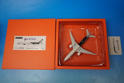 1:400 B777-300ER Latam STAR WARS Stormtrooper Galaxy's Edge Livery PT-MUA EW477W007 JC Wings airplane model
