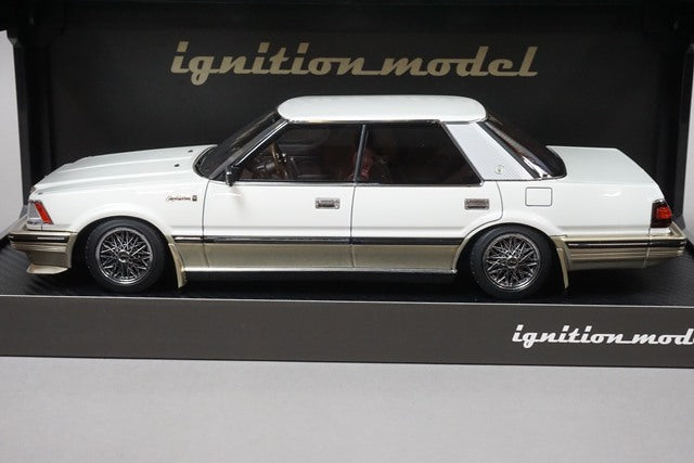 1:18 ignition model IG2056 Toyota Crown 120 2.8 Royal Saloon G Pearl White / Gold