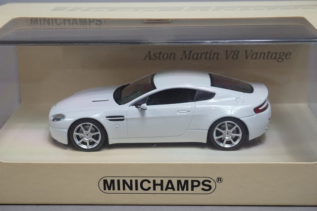 1:43 MINICHAMPS 436137420 Aston Martin V8 Vantage 2005 Linea Bianco No.11