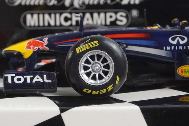 1:43 MINICHAMPS 410110001 Red Bull Racing Renault RB7 2011 #1 S.Vettel model car