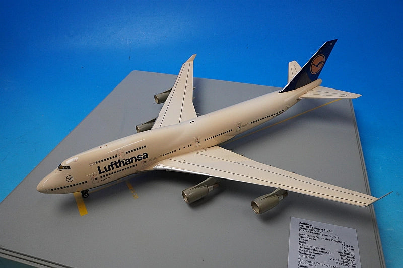 1:200 B747-400 Lufthansa Bonn D-ABVB Outer box missing. Comes with a dome-shaped plastic case. Herpa Premium airplane model