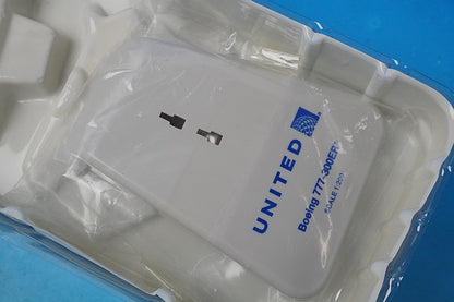 1:200 B777-300ER United *Registration number not assigned 10567 Hogan airplane model