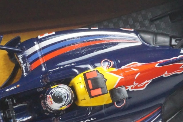 1:43 MINICHAMPS 403100275 SINGHA Red Bull Racing Show Car 2010 #5 S.Vettel model car