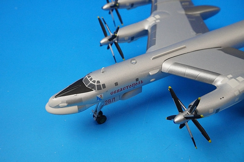 1:200 Tupolev TU-95MS Bear H Air Force of the Russian Federation 184th Guards Heavy Bomber Regiment Engels 2 Base 558204 Herpa