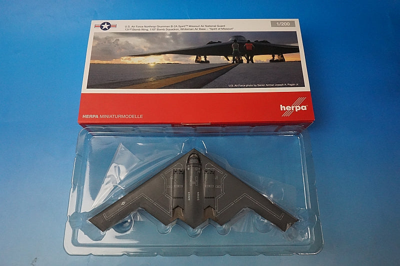 1:200 B-2A USAF Spirit of Missouri Whiteman Air Force Base 559492 Herpa