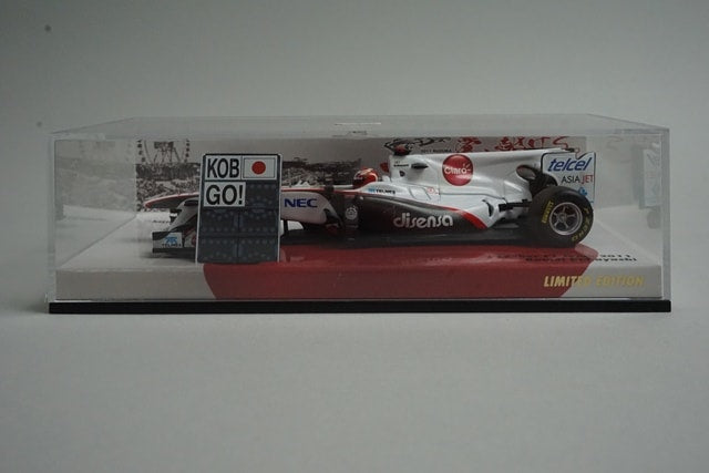 1:43 MINICHAMPS 413110186 Sauber Show Car 2011 #16 model car