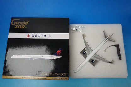 1:200 B757-300 DELTA Air Lines N585NW G2DAL712 Gemini airplane model