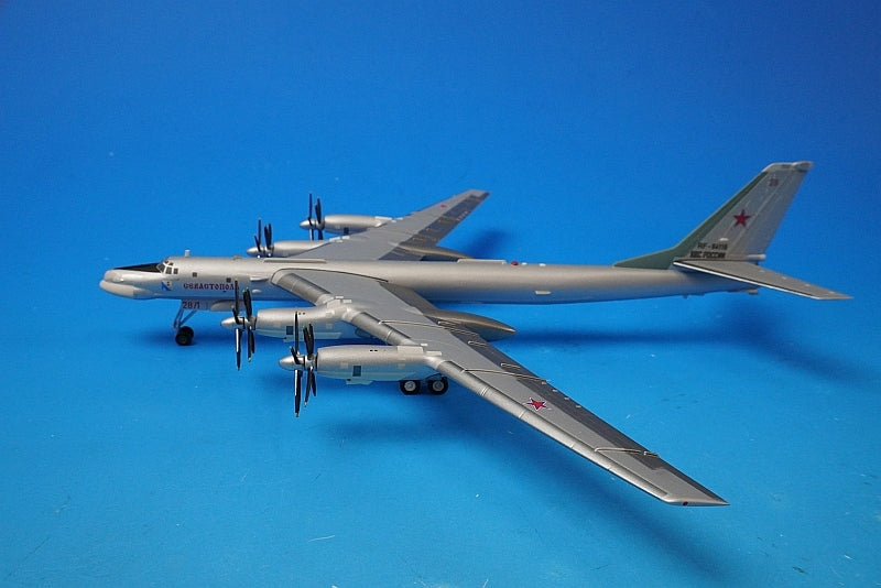 1:200 Tupolev TU-95MS Bear H Air Force of the Russian Federation 184th Guards Heavy Bomber Regiment Engels 2 Base 558204 Herpa