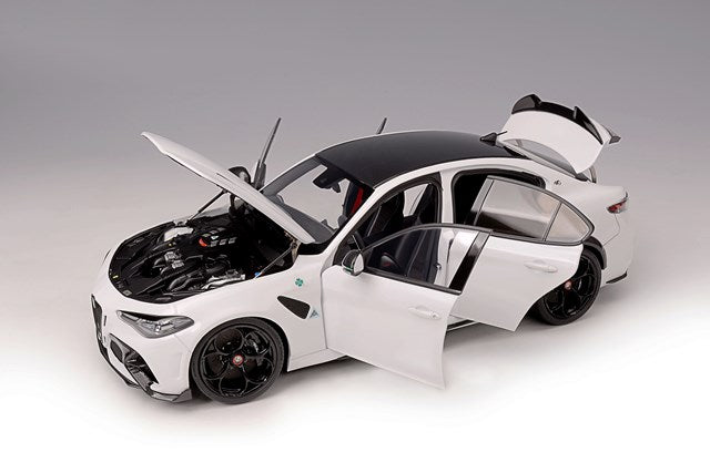 M89003 MOTORHELIX 1:18 Alfa Romeo Giulia GTA Bianco Trofed White model car