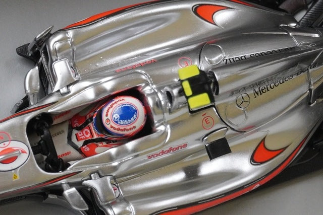1:43 MINICHAMPS 533114304 Vodafone McLaren Mercedes MP4-26 2011 #4 Janson Button model car