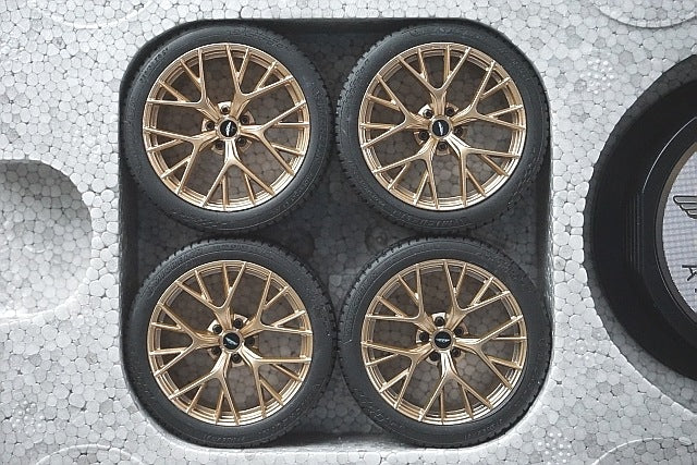 8241221P Xiao Guang MODEL 1:18 Aston Martin DB12 2024 Purple *Interchangeable wheels included