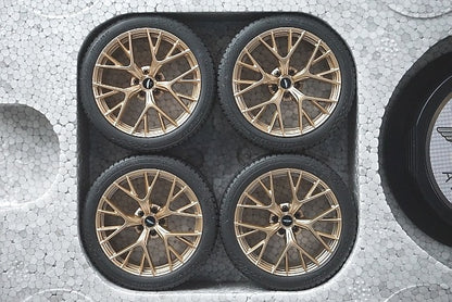 8241221P Xiao Guang MODEL 1:18 Aston Martin DB12 2024 Purple *Interchangeable wheels included