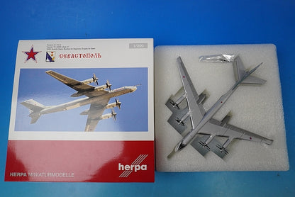 1:200 Tupolev TU-95MS Bear H Air Force of the Russian Federation 184th Guards Heavy Bomber Regiment Engels 2 Base 558204 Herpa