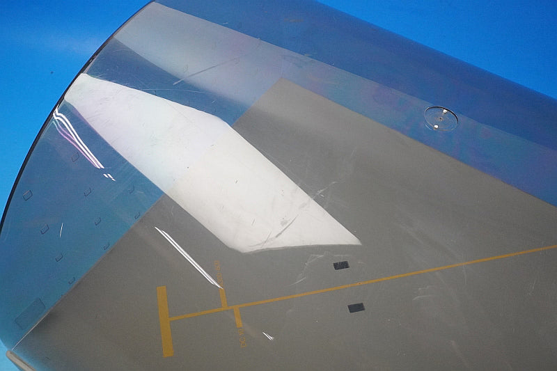 1:200 B747-400 Lufthansa Bonn D-ABVB Outer box missing. Comes with a dome-shaped plastic case. Herpa Premium airplane model