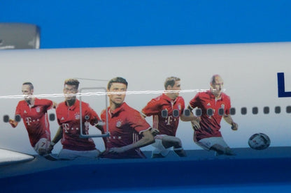 1:200 A340-600 Lufthansa FC Bayern Munich D-AIHK 100045 Eagle airplane model