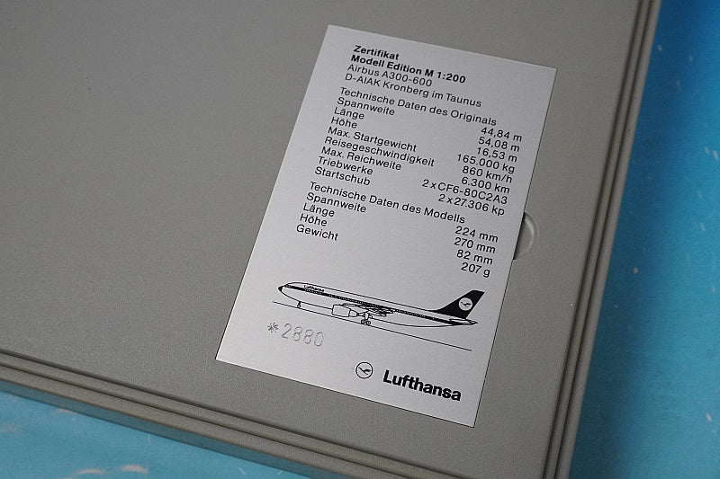 1:200 B747-400 Lufthansa Bonn D-ABVB Outer box missing. Comes with a dome-shaped plastic case. Herpa Premium airplane model