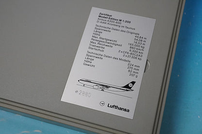 1:200 B747-400 Lufthansa Bonn D-ABVB Outer box missing. Comes with a dome-shaped plastic case. Herpa Premium airplane model