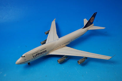 1:200 B747-400 Lufthansa Bonn D-ABVB Outer box missing. Comes with a dome-shaped plastic case. Herpa Premium airplane model