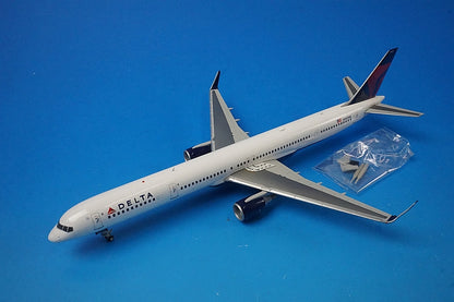 1:200 B757-300 DELTA Air Lines N585NW G2DAL712 Gemini airplane model