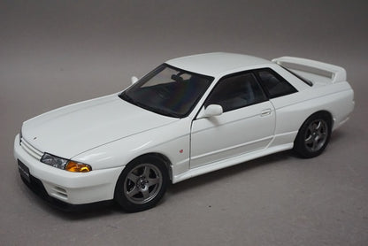 1:18 AUTOart 77342 Nissan Skyline GT-R (R32) Crystal White model car