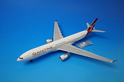 1:200 A330-300 Qantas Rainbow Roo VH-QPJ XX2323 JC Wings airplane model