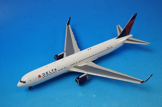 1:200 B767-300ER Delta N174DZ G2DAL683 Gemini airplane model