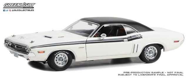 13668 GreenLight 1:18 1971 Dodge Challenger R/T Bright White with Black Interior and Red Plaid Seats model car