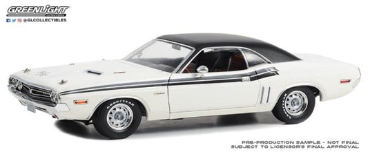 13668 GreenLight 1:18 1971 Dodge Challenger R/T Bright White with Black Interior and Red Plaid Seats model car