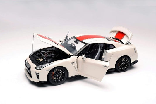 M83501 MOTORHELIX 1:18 Nissan GT-R R35 50th Anniversary Brilliant White Pearl