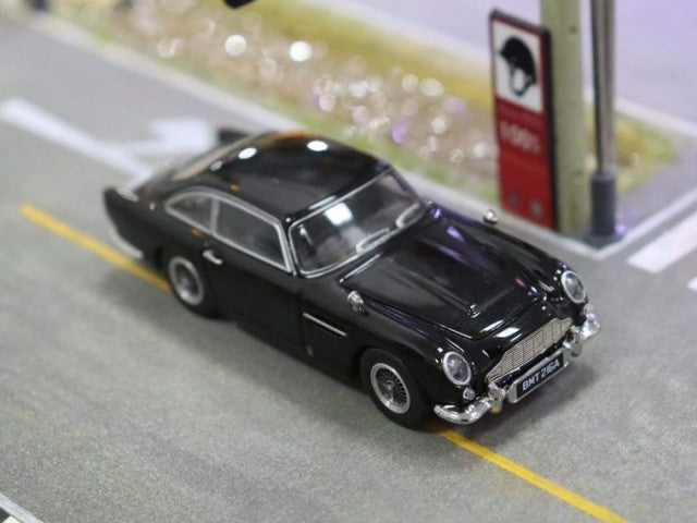 DCM 1:64 Aston Martin DB5 Black with figure