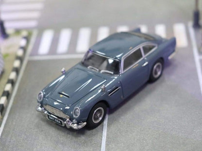 DCM 1:64 Aston Martin DB5 Cement Grey with figures