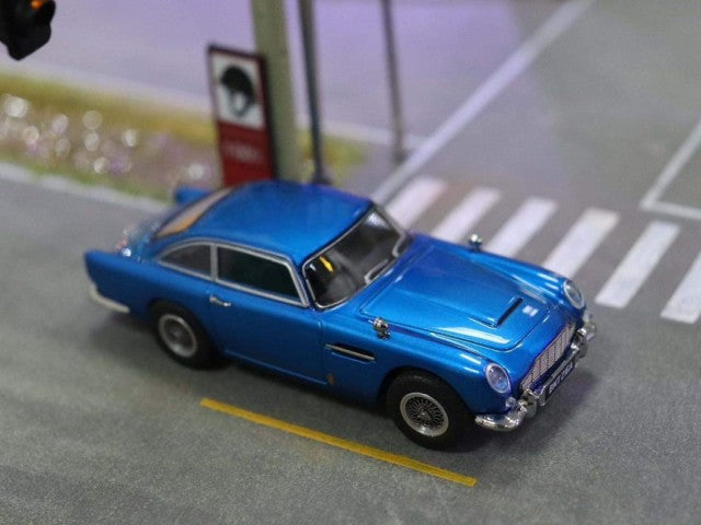 DCM 1:64 Aston Martin DB5 Pearl Blue with figure