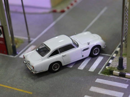 DCM 1:64 Aston Martin DB5 White with figure