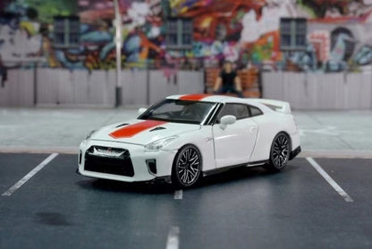 M63502 MOTORHELIX 1:64 Nissan GT-R R35 50th Anniversary Brilliant White Pearl