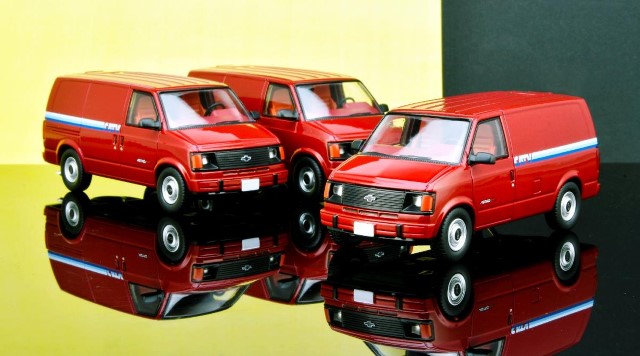 LV-N344a Tomytec 1:64 Chevrolet Astro Van Red 332763 model car