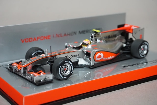 1:43 MINICHAMPS 533104302 Vodafone McLaren Mercedes MP4-25 2010 #2 L.Hamilton