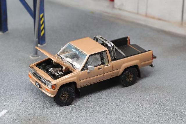 [ Pre-order ] KS-062-516 GCD Gaincorp Products 1:64 Toyota Hilux 1985 Toyota HILUX SR5 Gold (LHD)