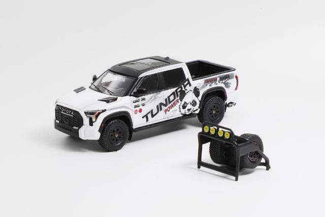 KS-064-495 GCD Gaincorp Products 1:64 Toyota Tundra White Pandara Flower (LHD) (Accessories included)