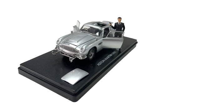 8250622 XiaoGuang MODEL 1:43 Aston Martin DB5 1965 Silver 007 version model car